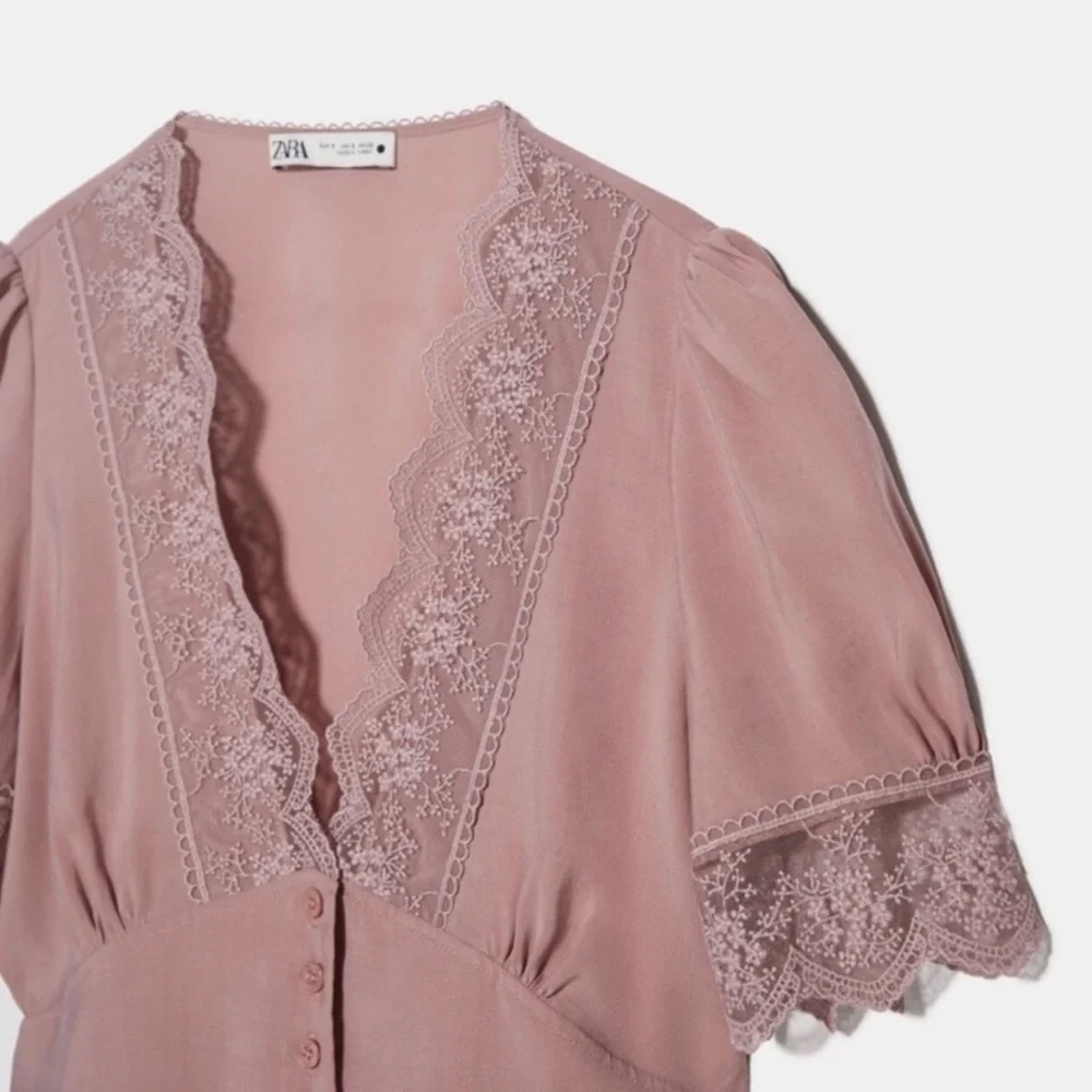 CONTRAST LACE V-NECK PUFF SLEEVES BLOUSE